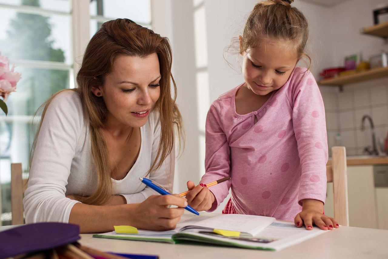 Mère qui garde son enfant et qui le fait étudier