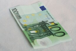 billet de 100€ posé sur une table qui représente la somme de l'aide 